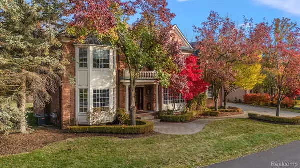 Lake Orion, MI 48362,83 Greenan LN