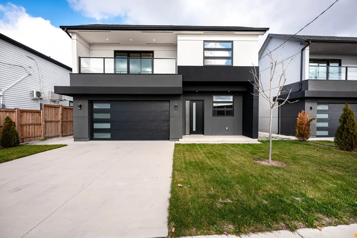 16 Walsh AVE, Toronto W05, ON M9M 1B6