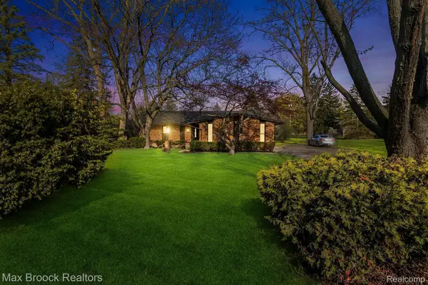 6207 NICHOLAS DR, West Bloomfield, MI 48322