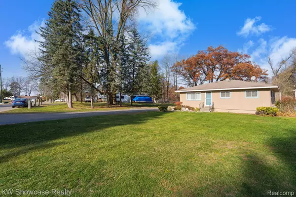 Waterford, MI 48329,3904 Lotus DR