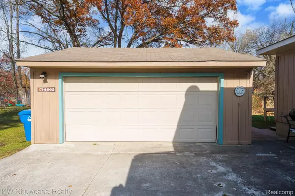 Waterford, MI 48329,3904 Lotus DR