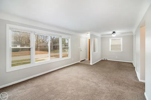 Redford, MI 48240,19134 Macarthur ST