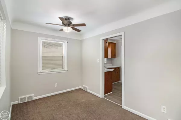 Redford, MI 48240,19134 Macarthur ST