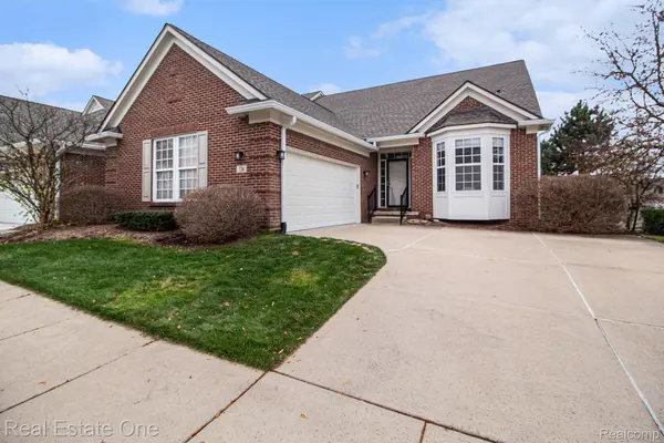 724 Knolls Landing DR #18, Milford, MI 48381