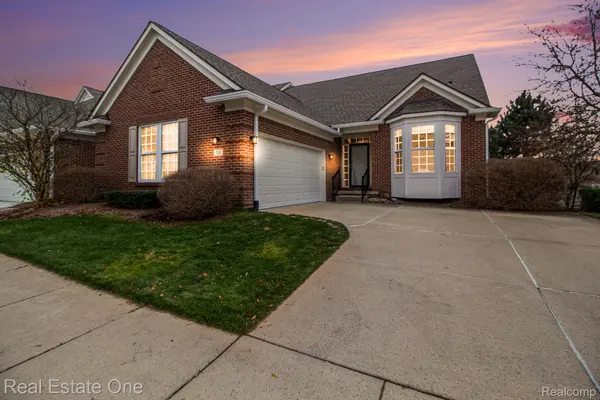 Milford, MI 48381,724 Knolls Landing DR #18