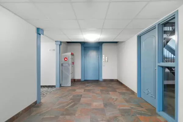 Calgary, AB T2V 0H9,8948 Elbow DR SW #492