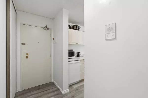 Calgary, AB T2V 0H9,8948 Elbow DR SW #492