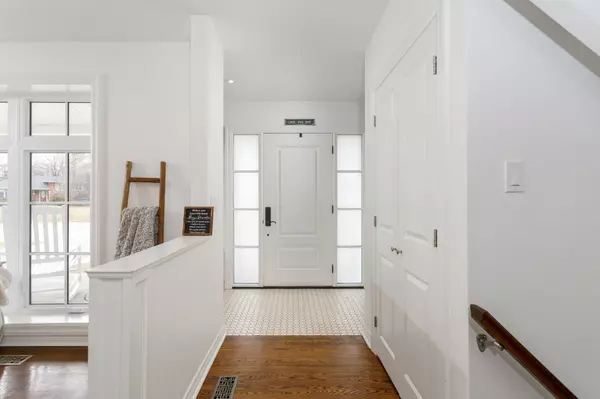 Oakville, ON L6L 2V2,2088 Saxon RD