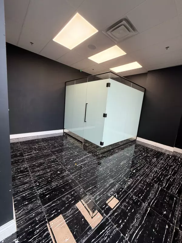 Toronto, ON M3J 0G6,1 De Boers DR #105