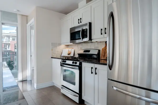 Burlington, ON L7R 1E1,360 Pearl ST #804