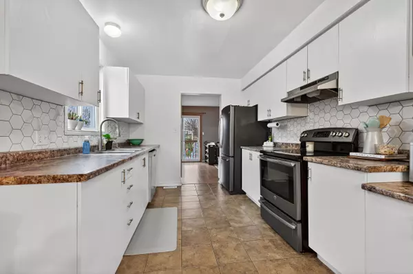 Loyalist, ON K7N 1Y6,14 CLIFFORD ST