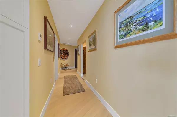 Saanich, BC V8Y 3K3,5388 Hill Rise Terr #403