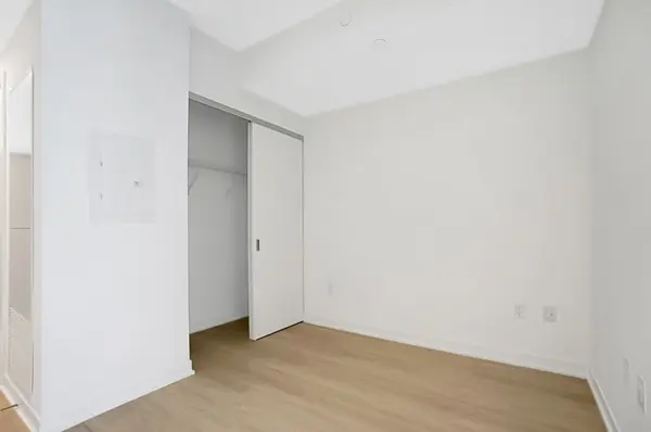 Toronto C01, ON M5T 1W6,195 McCaul ST #607