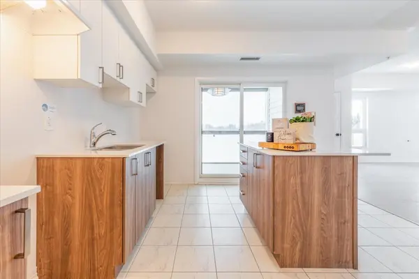 Barrie, ON L9J 0X9,15 Kneeshaw DR S #302