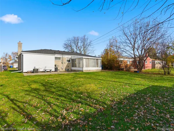 Warren, MI 48092,3526 Hillcrest DR