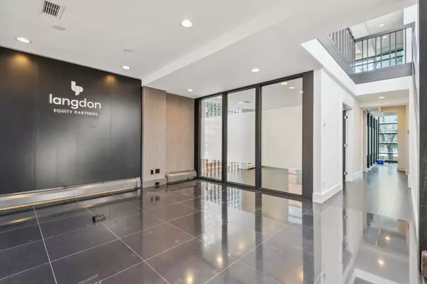 Toronto C02, ON M5R 2E2,30A Hazelton AVE #400-500