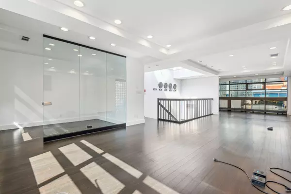 Toronto C02, ON M5R 2E2,30A Hazelton AVE #400-500