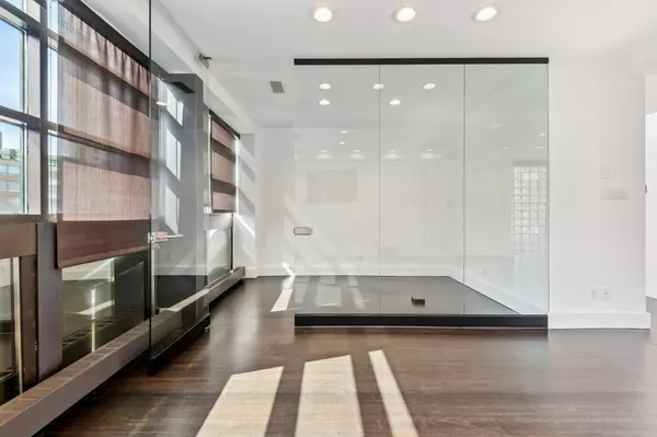 Toronto C02, ON M5R 2E2,30A Hazelton AVE #400-500