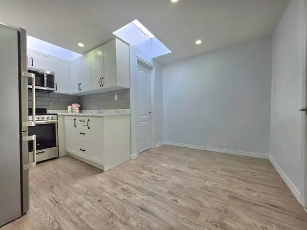 Toronto C01, ON M5T 1H9,658 Dundas ST W #2B