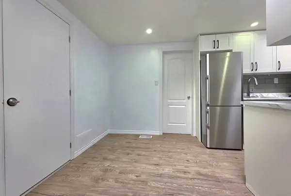 Toronto C01, ON M5T 1H9,658 Dundas ST W #2B