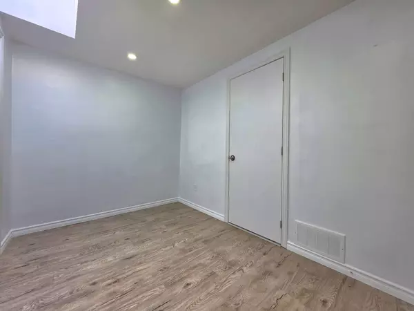 Toronto C01, ON M5T 1H9,658 Dundas ST W #2B