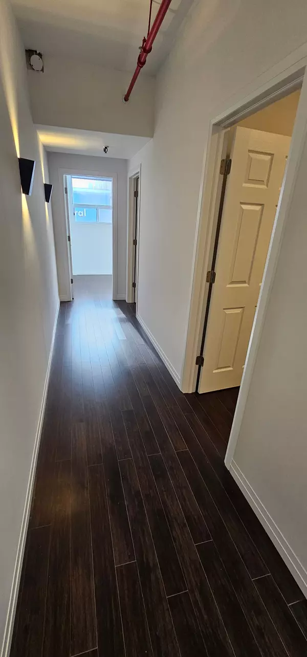 Toronto C02, ON M6G 1L2,670 Bloor ST W #203