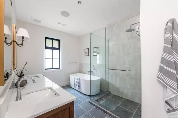 Oak Bay, BC V8S 2W1,2189 BeaverBrooke St