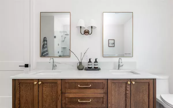 Oak Bay, BC V8S 2W1,2189 BeaverBrooke St