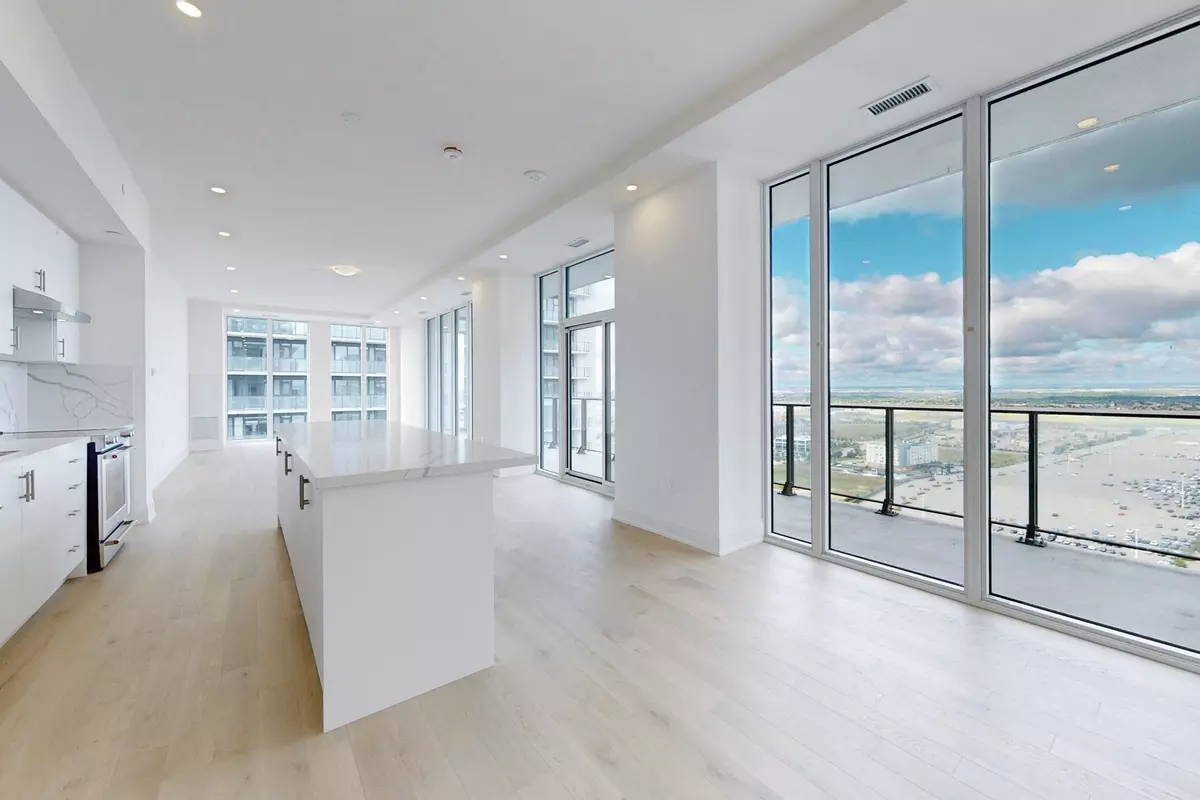 Vaughan, ON L4K 2M9,8960 Jane ST #LPH106