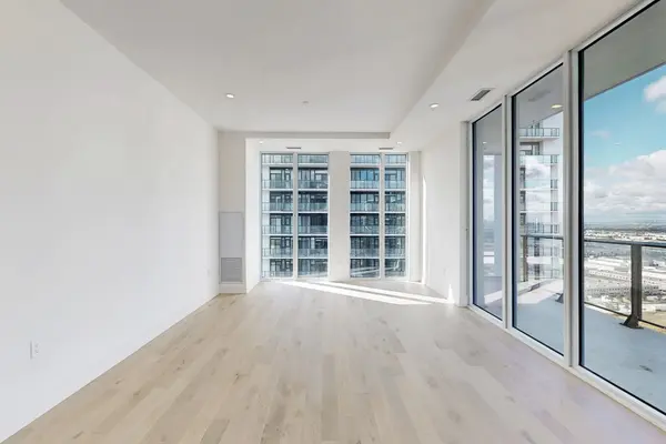 Vaughan, ON L4K 2M9,8960 Jane ST #LPH106