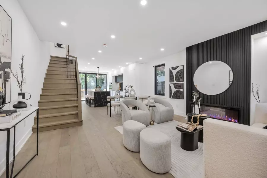 324 Lee AVE, Toronto E02, ON M4E 2P8