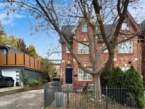 Toronto E01, ON M4L 2W4,9D Woodfield RD