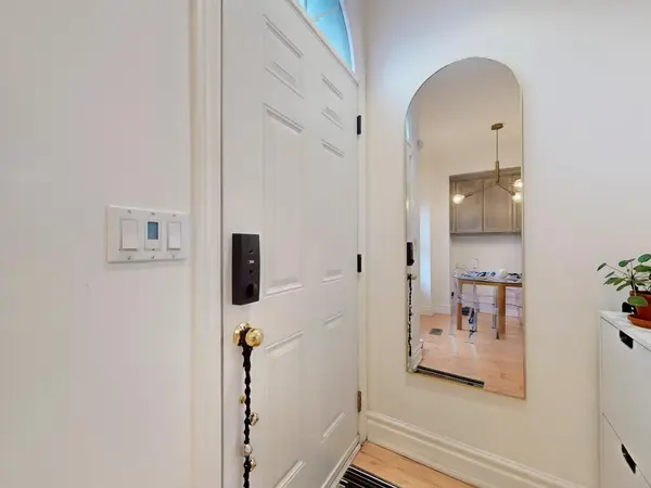 Toronto E01, ON M4L 2W4,9D Woodfield RD