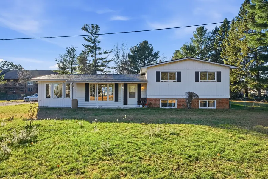 62 Airport RD, Addington Highlands, ON K0H 2G0