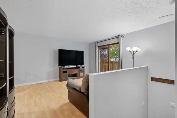 Calgary, AB T3K 1S6,1137 Berkley DR NW