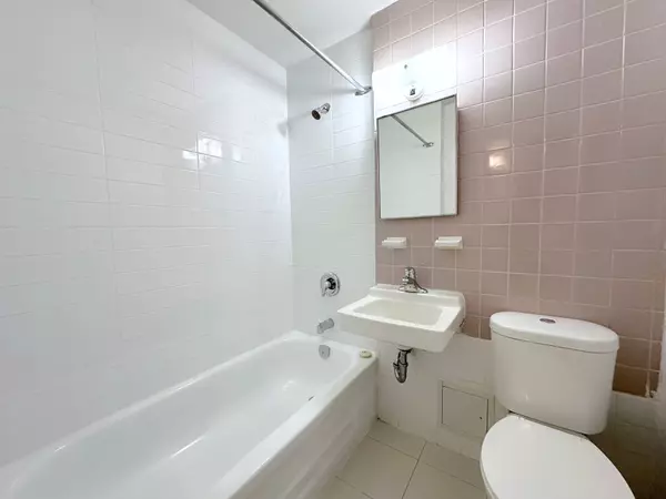 Toronto C08, ON M4X 1R4,670 Parliament ST #1615