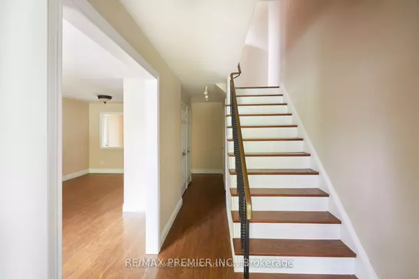 Barrie, ON L4M 2Y7,39 Daphne CRES