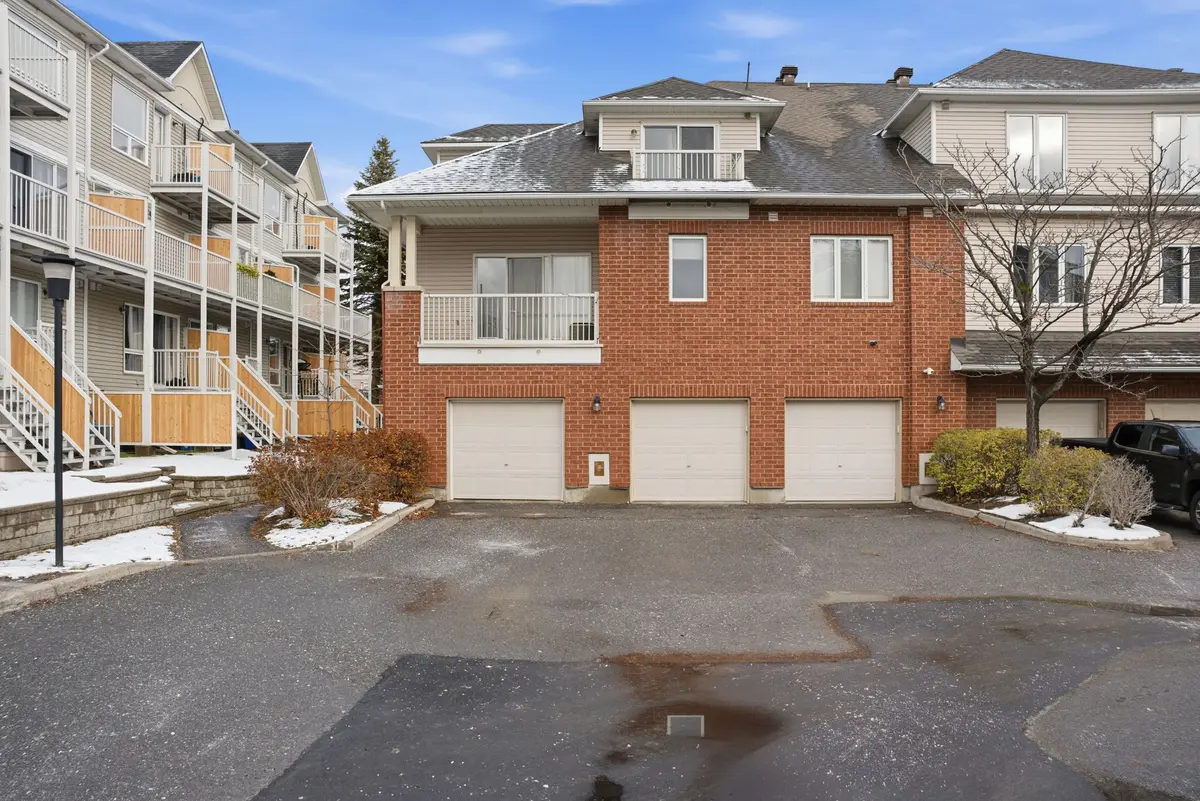 10 Daybreak ST #B, Barrhaven, ON K2G 6T9