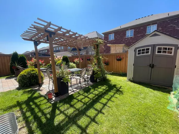 Caledon, ON L7C 3Z7,40 Maple Trail RD #Upper