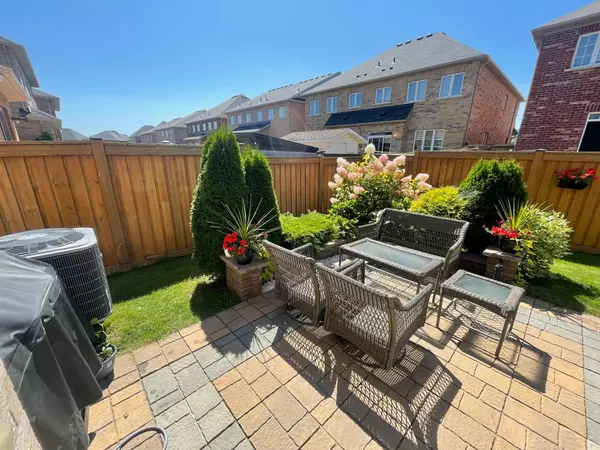 Caledon, ON L7C 3Z7,40 Maple Trail RD #Upper