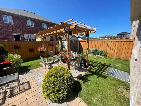 Caledon, ON L7C 3Z7,40 Maple Trail RD #Upper