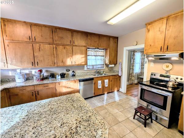 La Grande, OR 97850,1302 9TH ST