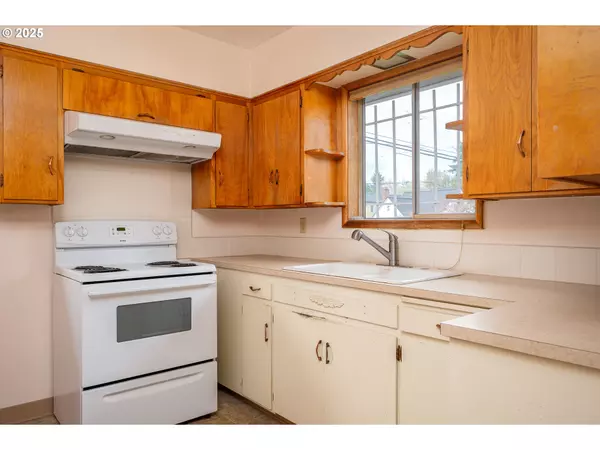 Portland, OR 97206,6208 SE WOODSTOCK BLVD