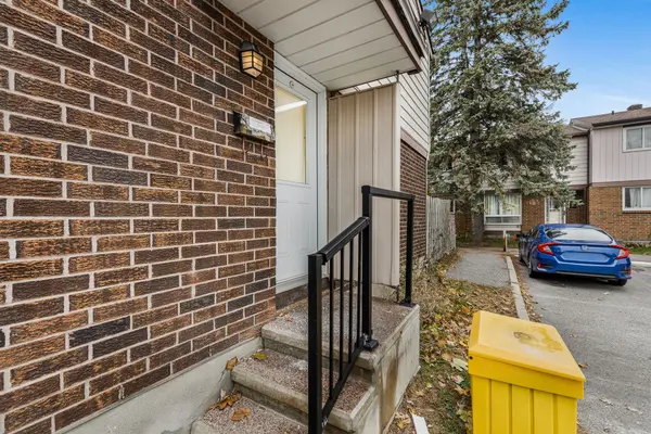 Blackburn Hamlet, ON K1B 4Z7,2276 Orient Park DR #48