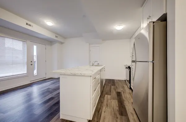 Hamilton, ON L8B 1Y4,70 Kenesky DR #20