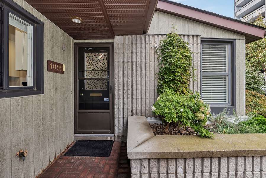 1095 Ambleside DR, Woodroffe, ON K2B 8E2