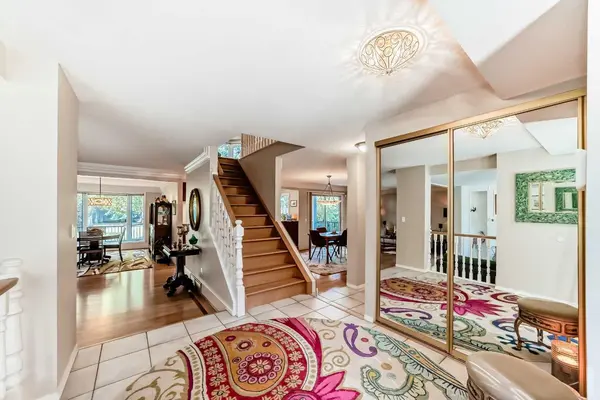 35 Oakmount CT SW #9, Calgary, AB T2V 4Y3