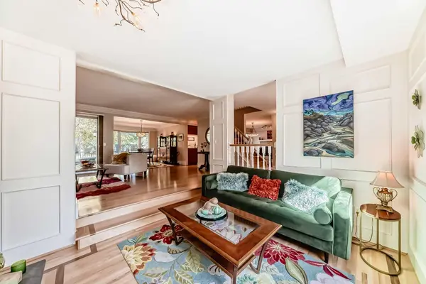 35 Oakmount CT SW #9, Calgary, AB T2V 4Y3