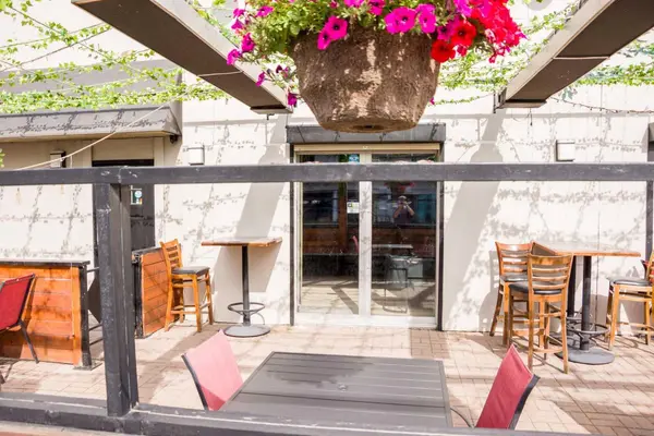 Calgary, AB T2N 1Z7,406 14 ST NW