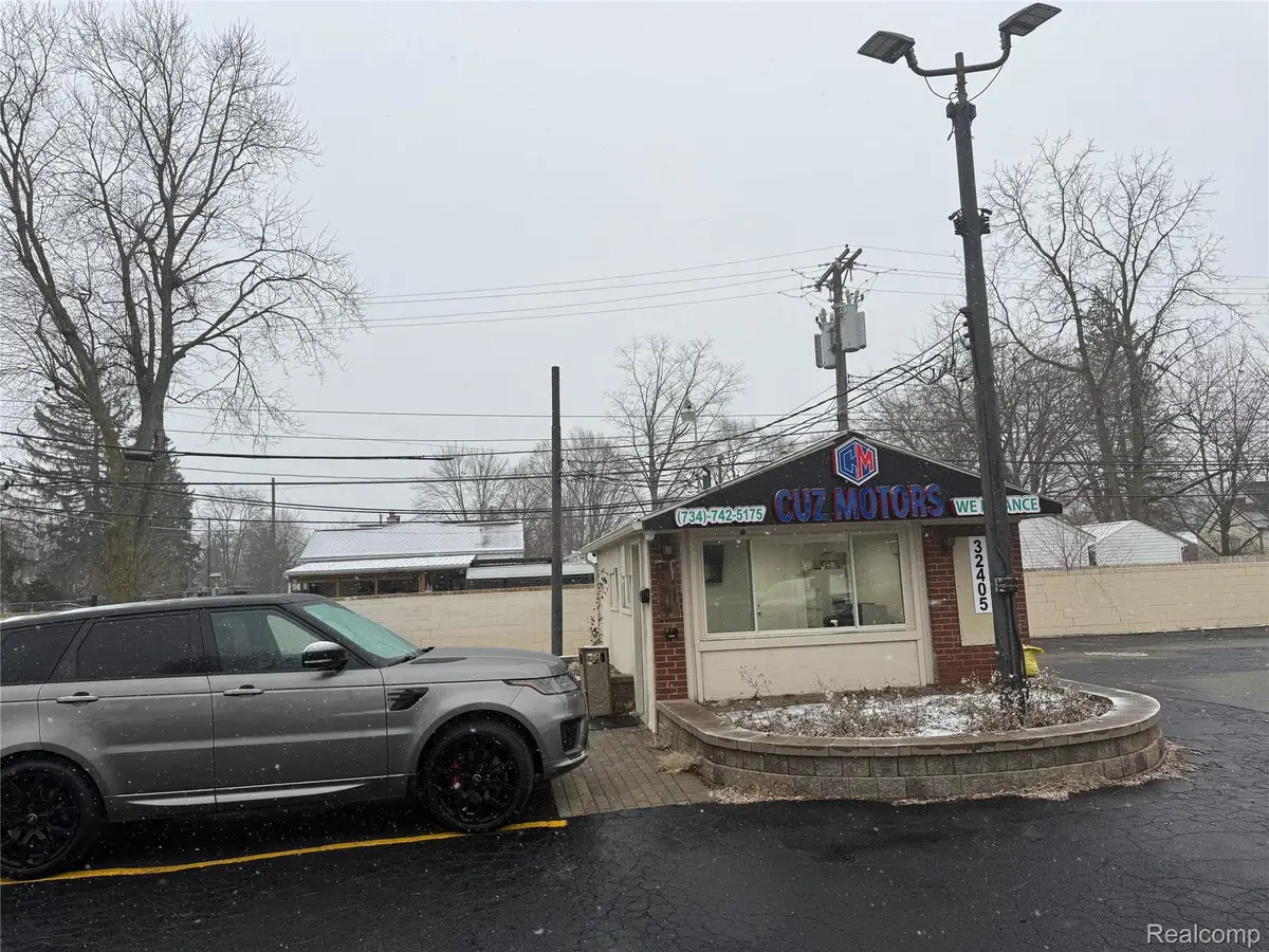 32405 Ford RD, Garden City, MI 48135